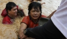 Rettung mit Booten: In der Nähe von Manila werden Flutopfer mit Booten gerettet. Auf denPhilippinen ist in wenigen Stunden so viel Regen gefallen wie sonst in sechs Monaten. Inzwischen sind in den Fluten bereits 80 Menschen getötet werden. Foto: dpa