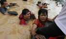 Hilfe in letzter Minute. Mit Booten werden Menschen aus den Fluten gerettet, die auf den Philippinen bereits 144 Menschenleben gekostet haben.  Foto: dpa