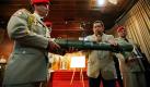 Venezuelan President Hugo Chavez (2-R) shows a portable one-shot anti-tank weapon AT-4 during a press conference at the Government House of Miraflores Palace in Caracas, Venezuela, 05 August 2009. Chavez explained how the weapon works and said that those are the same that his Colombian counterpart, Uribe, claim were found in hands of the Revolutionary Armed Forces of Colombia. EPA/DAVID FERNANDEZ +++(c) dpa - Bildfunk+++ Foto: dpa