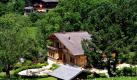 Dieses Chalet in Gstaad gehört Roman Polanski. Der amerikanische Star-Regisseur Roman Polanski darf in der Schweiz bleiben. Er werde nicht an die USA ausgeliefert, teilte die Schweizer Justizministerin Eveline Widmer-Schlumpf mit. Auch der Hausarrest des Filmemachers wurde aufgehoben. Die USA werfen dem 76-Jährigen vor, sich in den 1970er Jahren an einer Minderjährigen vergangen und sich dann der US-Justiz entzogen zu haben. Foto: dpa