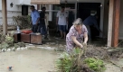 Nach der Springflut versuchen die Menschen im Istanbuler Vorort Selimpasa aufzuräumen. Foto: ap