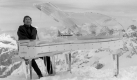 Vor der Kulisse  gibt Udo Jürgens ein frostiges Gastspiel auf dem Großtitlis, 24.9.1996. Für die Schweizer TV-Sendung 'Top of Switzerland' ließ der Sänger seinen durchsichtigen Flügel per Helikopter auf die 3000 m hohe Bergkuppe fliegen und griff dort bei zehn Grad minus in die Tasten. Pudelmütze, dicke Handschuhe, eine Thermoskanne mit heißem Tee und ein Propangasheizer verhinderten das Zähneklappern. Den Blick auf das Massiv der Schweizer Zentralal pen fand Udo Jürgens, der am 30.9. seinen 62. Geburtstag feiert, überwältigend. Foto: dpa