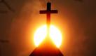 Ein Kreuz vor der aufgehenden Sonne in Duisburg. Es bleibt weiterhin kalt und trocken.
 Foto: ap