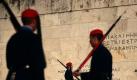 Gardesoldaten vor dem Grab des Unbekannten Soldaten in Athen. Foto: Alkis Konstantinidis/Archiv Foto: dpa