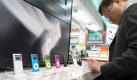 Japanese customer shops for iPod products at a Tokyo electronics store, Japan, 26 April 2007. Apple Inc. announced 87.8 percent increase in income during January-March quarter from a year earlier, to 770 million dollars (564 million euro). This marks the largest March quarter income in Apple's history. EPA/EVERETT KENNEDY BROWN +++(c) dpa - Bildfunk+++
pixel Foto: dpa