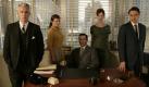 Die Blender von der Madison Avenue: Roger Sterling (John Slattery, links), Peggy Olson (Elisabeth Moss, 2. von links), Don Draper (Jon Hamm, 3. von links), Joan Holloway (Christina Hendricks, 2. von rechts) und Pete Campbell (Vincent Kartheiser, rechts). Foto: ZDFneo