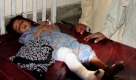 Ein pakistanisches Mädchen wird von ihrem Vater und Bruder im Krankenhaus besucht. Sie wurde von einer vermeintlich amerikanischen Rakete am Bein verletzt. Die Rakete galt Vertretern der Taliban, die im Norden Pakistans weitverbreitet sind. Foto: ap