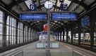 Der Nachtverkehr bei der Berliner S-Bahn wird am Samstag um eine Stunde verlängert. Die Bahnen fahren einfach weiter. Foto: dpa