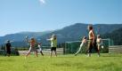 Das Camp hilft jedoch nicht nur jugendlichen Schwergewichten. Auch Erwachsene können hier ihren Urlaub verbringen und gemeinsam mit anderen Leidensgenossen gegen die Kilos kämpfen. Dazu gehört auch Sport in der Gruppe, denn da macht er am meisten Spaß. Nur so bleibt man lange am Ball und hält auch durch. Foto: supercamp.at