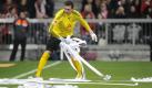 Nürnbergs Keeper Raphael Schäfer hatte alle Hände voll zu tun, seinen Kasten sauber zu halten. Der drei Gegentore nicht genug, zu Beginn der zweiten Hälfte musste der Club-Torhüter auch noch mit Klopapierrollen kämpfen.  Foto: dapd