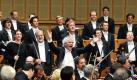 Der Dirigent Sir Simon Rattle tritt mit den Berliner Philharmonikern in Singapur auf. Foto: Edmund Chai/NFP Foto: dpa