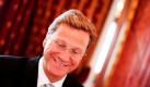 Bundesaußenminister Guido Westerwelle (FDP) nahm heute im Grandhotel Schloss Bensberg in Bergisch Gladbach an der Klausurtagung der FDP-Bundestagsfraktion teil. Der angezählte Minister hatte in den letzten Tagen mit Kritik an seiner Person zu kämpfen. Auf der Tagung gab sich Westerwelle optimistisch und strahlte in die Kameras. Foto: dpa