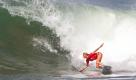Sie hat ihre perfekte Welle bereits gefunden: Die Australierin Laura Enever surft bei der Oakley Junior Surf-Weltmeisterschaft im indonesischen Bali ihrer härtesten Konkurrentin, der Brasilianerin Camila Cassia, einfach davon. Foto: ap