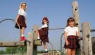 Erstkläßlerinnen der Grundschule 'Ridglea Hills Elementary' in Fort Worth zeigen auf einem Klettergerüst ihre Schuluniformen (undatiertes Archivbild). Allein in der texanischen Großstadt mit 440000 Einwohnern haben in diesem Jahr 30 Schulen eine Uniformvorschrift, meist Grund- und Mittelschulen. Die teuren Privatschulen in den USA haben schon immer das Tragen von Uniformen als Bestandteil ihrer Identität benutzt. dpa COLORplus (zu KORR-Bericht 'Immer mehr amerikanische Schulen führen Uniformen ein' vom 13.08.1997). Foto: dpa