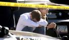 A man sits near the scene of a shooting that involved Rep. Gabrielle Giffords, D-Ariz., on Saturday, Jan. 8, 2011 in Tucson, Ariz.
 Foto: ap