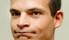 Der Schauspieler Ben Tewaag hat sich im Frankfurter Gefängnis bei Besuchen seines Vaters in Grund und Boden geschämt. Dieser habe ihn unterstützt, ihm aber auch klar gemacht, wie schlimm es für ihn sei, seinen eigenen Sohn im Knast besuchen zu müssen. Daran habe ich lang gekaut, sagte der 34-Jährige. Foto: ap