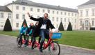 Schauspieler Ralf Bauer präsentiert zusammen mit Berliner Schulkindern der Lietzensee-Schule die vorweihnachtlichen Grußkarten von Unicef vor dem Schloss Bellevue in Berlin. Foto: dapd