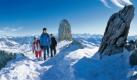 Der Name leitet sich ab von «Le Diable», der Teufel. Einer Legende nach sollen sich auf dem Gipfel des Bergmassivs von Les Diablerets, dem Tsanfleurongletscher, einst alle verdammten und dem Teufel geweihten Seelen versammelt haben. Wenn diese ihren Sabbat feierten und die Felsbrocken hin und herrollten, glaubten die Hirten in den Tälern,die bösen Geister seien bei Kegelspiel. Der wie ein Fingerzeig in den Himmel ragende Fels (re.) erhielt den Namen «Quille du Diable», Teufelskegel. Foto: swiss-image.ch