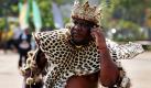 Ein in Leopardenfell gekleideter Delegierter der Zulu verzichtet trotz aller Tradition nicht auf sein Handy, als er zur Eröffnungszeremonie des Konzils des African National Congress (ANC) im südafrikanischen Durban ankommt. In der Konferenz, in der über das politische Vorgehen in der Region entschieden wird, soll es um den Klimawandel, die Wirtschaftskrise und Probleme mit Arbeitslosigkeit gehen.  Foto: dpa