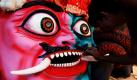 Ein indischer Künstler bemalt einen Tonkopf für das Durga-Puja-Fest in Allahabad. Das Fest zu Ehren der hinduistischen Göttin des Mutes, Durga, beginnt am Freitag.  Foto: dapd