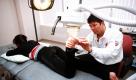 Dr. Anthony Galea behandelt eine Patientin mit der Schockwellentherapie im kanadischen Toronto. Der Arzt ist an der Grenze zu den USA festgenommen worden, weil er Wachstumshormone und andere Substanzen mit sich führte. Dr. Galea behandelte Sportler wie Tiger Woods oder Dara Torres.  Foto: ap