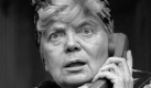 Heidi Kabel hat in 66 Jahren in mehr als 160 Stücken des Hamburger Ohnsorg-Theaters mitgespielt. Hier telefoniert sie 1986 bei der Aufführung des Stücks Froo Pieper levt gefährlich. Foto: dpa