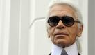 Der Modeschöpfer Karl Lagerfeld steht am Montag (16.02.2009) vor der Alten Villa am Mittelweg in Hamburg. Lagerfeld wird unweit der Alten Villa in dem neuen Luxus-Quartier Sophienterrassen an der Alster die Rezeptions- und Loungebereiche des Sophienpalais, ein Restaurant sowie zwei Alstervillen gestalten. Foto: Marcus Brandt dpa/lno (zu dpa/lno 0476) +++(c) dpa - Bildfunk+++ Foto: dpa
