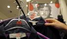 ARCHIV: Kunden greifen in Berlin in einem H&M-Geschaeft nach Kleidung (Foto vom 13.11.08.). In den deutschen Filialen des schwedischen Modekonzerns Hennes und Mauritz herrscht nach Ansicht der Dienstleistungsgewerkschaft ver.di ein betriebsratsfeindliches Klima. Einen Tag vor Beginn eines Amtsenthebungsverfahrens gegen den Betriebsrat einer Berliner H&M-Filiale warf ver.di dem Unternehmen am Montag (15.08.11) vor, immer wieder Betriebsraete in ihrer Arbeit zu behindern. (zu dapd-Text)
Foto: Clemens Bilan/dapd Foto: dapd