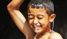Ein kleiner palästinensischer Junge wäscht sich mit einer Wasserflasche. Ein kleiner palästinensischer Junge wäscht sich mit einer Wasserflasche. Das Haus seiner Eltern war zerstört worden, seine Familie lebt neben den Trümmern.
 Foto: ap