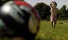 Die zweijährige Sinem spielt im Westfalenpark in Dortmund mit einem Ball. Hoch Urs bescherte Deutschland am Wochenende Bilderbuchwetter. In Teilen Nordrhein-Westfalens wurden dem Landesumweltamt zufolge am Sonntag gar Ozonwerte über der Informationsschwelle von 180 Mikrogramm pro Kubikmeter Luft gemessen. Die kommenden Tage werden wieder wechselhafter.  Foto: ddp