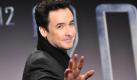 John Cusack als Edgar Allen Poe in «The Raven» =

Los Angeles (dpa) - John Cusack, der zuletzt in Roland Emmerichs Katastrophenfilm «2012» in den deutschen Kinos zu sehen war, wird den amerikanischen Schriftsteller Edgar Allan Poe (1809-1849) spielen. «Variety» zufolge will Regisseur James McTeigue («V wie Vendetta») im Herbst in Serbien mit den Dreharbeiten beginnen. Der Thriller «The Raven» handelt von den letzten fünf Tagen im Leben des Krimi-Autors, als ein Serienmörder die Stadt Baltimore in Angst versetzt. Der Mörder benutzt Poes Romane als Kulisse für seine Verbrechen. Für Poe und einen jungen Detektiv ist es ein Wettlauf gegen die Zeit, um den Mörder vor seiner nächsten Tat zu finden. «The Raven and other Poems (Der Rabe und andere Gedichte)» zählt zu Poes bekanntesten Werken. Es wurde 1845, vier Jahre vor seinem Tod, veröffentlicht. Poe starb im Alter von 40 Jahren in Baltimore. Foto: dpa