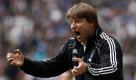 Noch krallt er sich an seinen Job: HSV-Trainer Michael Oenning konnte seinem Team auch im sechsten Spiel der Saison kein überzeugendes Konzept mit auf den Weg geben. So steht der Nordklub weiter mit einem Pünktchen im Tabellenkeller. Neuester HSV-Witz: Was ist der Unterschied zwischen einem Ü und dem HSV? Das Ü hat zwei Punkte. Foto: dapd