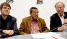 Der Schriftsteller Günter Grass und die Bundestagskandidaten der SPD, Björn Böhning (l) und Bundestagsvizepräsident Wolfgang Thierse. Foto: dpa