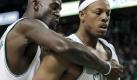 Boston Celtics forward Kevin Garnett, left, pounds the chest of teammate Paul Pierce during the fourth quarter in Game 4 of the NBA basketball finals against the Los Angeles Lakers on Thursday, June 10, 2010, in Boston. The Celtics won 96-89 to even the series. (AP Photo/Michael Dwyer)  Foto: ap