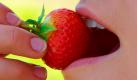 Juni:
Weil sie so gut zum Rhabarber passen, genau wie zu Sahne, Vanilleeis, Zucker, Torte und überhaupt einfach so unwiderstehlich nach Frühsommer schmecken, sind im Juni die Erdbeeren in Topform. Sie eröffnen gemeinsam mit den Stachelbeeren die Beerensaion. Aber auch ins Gemüse kommt kräftig Bewegung. Blumenkohl, Broccoli, dicke Bohnen, Mangold und Erbsen schmecken jetzt, und auch die Salate haben Saison: Kopfsalat, Eichblatt, Eisberg, Lollo Rossa, Löwenzahn - und natürlich die Gartenmelde. Foto: dpa
