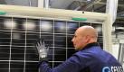 Produktion beim Solarunternehmen Q-Cells: Der Vorstand des Unternehmens strebt nach Medienberichten eine Insolvenz in Eigenverwaltung an.  Foto: Hendrik Schmidt / Archiv Foto: dpa