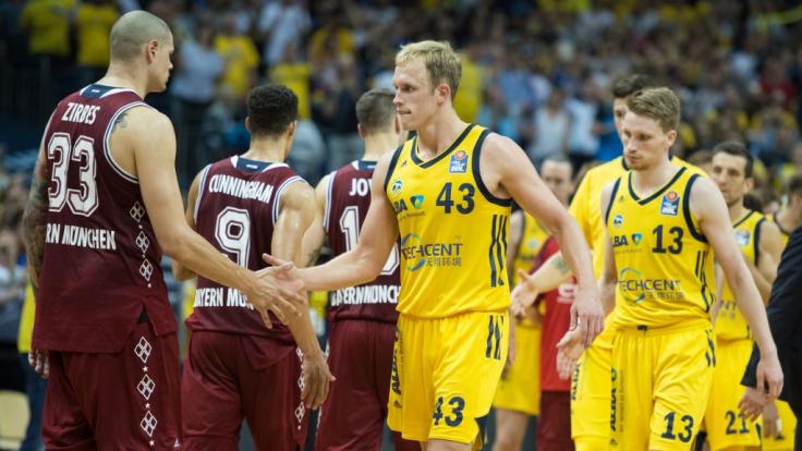 Alba Berlin zwingt den FC Bayern im Finale um die deutsche Basketball-Meisterschaft in Spiel fünf.