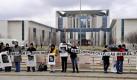 Mitglieder von Amnesty International und der Menschenrechtsorganisation für Kolumbien (Kolko) zeigen am Samstag (31.01.2009) vor dem Bundeskanzleramt in Berlin ein Transparent mit der Aufschrift 'Sprechen Sie auch über Menschenrechte Frau Merkel?', um während des Besuchs von Kolumbiens Präsident Alvaro Uribe Velez gegen Menschenrechtsverletzungen in Kolumbien zu demonstrieren. Foto: Gero Breloer dpa/lbn +++(c) dpa - Bildfunk+++ Foto: dpa