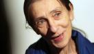 Wuppertaler Tanztheater: Ein Jahr ohne Pina Bausch
Vorspann: 	
Text: 	

Wuppertal (dpa) - Sie erneuerte den zeitgenössischen Tanz, war über Jahrzehnte Deutschlands erfolgreichster Kulturexport und erhielt Kulturpreise selbst noch nach ihrem Tod: Vor einem Jahr, am 30. Juni, starb in Wuppertal die Tänzerin und Choreographin Pina Bausch.

Nur wenige Tage zuvor hatten Ärzte bei der 68-Jährigen eine schwere Krebserkrankung festgestellt. Zwölf Monate nach dem Tod der charismatischen Künstlerin steht «ihr» Wuppertaler Tanztheater, das sie mit rund 40 Choreographien in fast ebenso vielen Jahren vom Skandal zum Welterfolg geführt hat, mit neuen Strukturen auf festen Beinen.

Bis 2013 gelten die Verträge, die Pina Bausch noch zu Lebzeiten abgeschlossen hat. Die Künstlerische Leitung, die sich unmittelbar nach dem plötzlichen Tod der Tänzerin zusammengefunden hat, habe sich mittlerweile konsolidiert, heißt es intern. Der 1950 geborene Franzose Dominique Mercy, Bausch-Tänzer der ersten Stunde, ihr 15 Jahre jüngerer Assistent Robert Sturm und die erst 2008 nach Wuppertal gekommene Geschäftsführerin Cornelia Albrecht stehen für eine gute Mischung aus Tradition und Neuerung.

Sowohl die Stadt Wuppertal als auch das Land Nordrhein-Westfalen hatten schon unmittelbar nach der schockierenden Todesnachricht eine feste Finanzierung von insgesamt gut drei Millionen Euro jährlich zugesagt, an der trotz Finanzkrise nicht gerüttelt werden soll. Die bundesweit beachtete Theaterkrise in der Schwebebahnstadt findet im weltberühmten Tanztheater folglich nicht statt.

Die Frage nach dem Funktionieren der gut 30-köpfigen Compagnie, die entgegen ersten Befürchtungen nach dem schweren Verlust nicht auseinandergelaufen ist, beantwortet das traditionell medienscheue Tanztheater mit einem einfachen Hinweis: «Sehen Sie im Internet auf unseren Spielplan!». Etliche Gastspielreisen der kommenden Monate von Rio bis Hongkong, von Istanbul bis Paris mit Bausch-Klassikern wie «Nelken» oder «Cafe Müller» sowie die Neueinstudierung von «Kontakthof» sind dort verzeichnet. Diese «extrem ambitionierte Spielzeit» sei doch wohl nur mit einem engagierten und funktionierenden Ensemble möglich, argumentiert das Tanztheater.

Nicht nur die existenziellen Themen wie etwa die Geschlechter-Beziehung in den Stücken der Bausch («Ich will nicht wissen, wie sich die Menschen bewegen, sondern was sie bewegt.») sind eine globale Erfolgsgarantie der Wuppertaler Tanztheater-Arbeit. Auch der 3D-Film «Pina», den Star-Regisseur Wim Wenders als Hommage an seine enge Freundin im Herbst in die Kinos bringen will, dürfte zum weiteren Weltruhm der Solinger Gastwirtstochter beitragen.

Ob, wann und wie es möglicherweise neue Stücke von anderen Choreographen am Wuppertaler Tanztheater geben wird, diese Frage sei noch eindeutig zu früh gestellt, lässt die Stadt und auch das Ensemble wissen. Allerdings dürfe das Haus auf Dauer nicht zur «Bausch-Konserve» erstarren.

Derzeit gehe es zunächst auch darum, den riesigen Fundus aus Produktionsmaterialien zu mehr als 46 Stücken, darunter etwa 7500 Videos sowie mehr als 35 000 Pressekritiken, in einem noch nicht ganz definierten Archiv zu sichern und auszuwerten, um die flüchtige Kunst des Tanzes für die Nachwelt zu sichern. Dass sich die notorische Kettenraucherin zu Lebzeiten keinen Deut um ihren künstlerischen Nachlass geschert hat, ist allen Insidern bekannt. Ronald Kay als früherer Lebensgefährte der Künstlerin und ihr gemeinsamer Sohn Salomon (28) haben dafür im vergangenen Jahr eine Stiftung gegründet, bei der auch die Urheberrechte der Aufführungen liegen.

Nachdem die Umbenennung des Hindenburgplatzes am Bausch-Geburtsort Solingen in peinlichem kommunalpolitischen Hickhack gescheitert ist, sind die Wuppertaler nun vorsichtig: Hier legt OB Peter Jung am Mittwoch einen Kranz auf dem Grab der Künstlerin nieder. Ein Foto der hageren Welt-Tänzerin, die ihrer spröden «Alltagsstadt» Wuppertal lebenslang die Treue gehalten hat, wird neben den Dichtern Armin T. Wegner und Else Lasker-Schüler in die kommunale Ehrengalerie gehängt.

www.pina-bausch.de
Ressort: 	Medien Foto: dpa