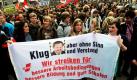 Mehrere hundert Schüler demonstrieren in Kiel für ein neues Schulsystem, mehr Demokratie in den Schulen und eine bessere Finanzierung. Die vom Kieler Bildungsbündnis angesetzte Demonstration war ursprünglich für den bundesweiten Streiktag am 9. Juni geplant, jedoch wegen der Abiturprüfungen vorverlegt worden. Foto: dpa