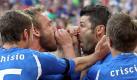 Die Italiener hingegen hatten während der Partie nur einmal Grund, sich zu freuen. Vincenzo Iaquinta (2. von rechts) hatte die Squadra Azzurra per Elfmeter in Führung gebracht. Sein Kollege Daniele de Rossi bläst ihm die Vuvuzela. Foto: dpa