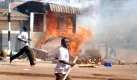 In Uganda Hauptstadt Kampala haben Demonstranten einen Polizeiposten in Brand gesteckt. In dem afrikanischen Staat tobt ein blutiger Bürgerkrieg. Foto: ap