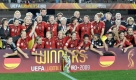Und da auch die Mannschaft darf nach der Siegerehrung mit Pokal und ausgelassen den 6:2-Sieg über England feiern.
 Foto: dpa
