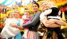 Sabrina Winkelhofer mit ihrer Tochter Jolina Danninger (von links), Swantje Strauß mit ihrer Tochter Lola Renoldi (8 Monate) und Stephanie Rollwagen mit ihrem Sohn Paul Michael (6 Monate) in München beim Festgottesdienst des Oktoberfestes im Hippodrom warten auf die Taufe der Kinder. Im Rahmen des traditionellen Wiesngottesdienstes finden Taufen und Firmungen statt. Foto: dapd