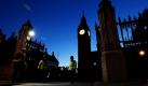 Polizisten bewachen den Haupteingang des Parlamentsgebäudes in London. Gespannt warten die Briten heute auf den Auftritt von Finanzminister George Osborne: Er stellt einen neuen Haushaltsplan vor, in dem massive Einsparungen vorgesehen sind. Betroffen ist vor allem die Armee. Foto: dapd