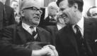 ARCHIV - Der SPD-Fraktionsvorsitzende im Deutschen Bundestag, 
Helmut Schmidt (r), gratuliert seinem Parteigenossen Gustav Heinemann (l) 
zu seiner Wahl (Archivfoto vom 05.03.1969). Fast neun Stunden lang tagte 
die Bundesversammlung am 5. Mrz 1969 in Berlin. Erst nach dem dritten Wahlgang 
stand der neue Bundesprsident fest: Justizminister Gustav Heinemann. Foto: dpa