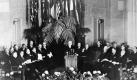 Das Archivbild vom 4. April 1949 zeigt den franzsischen Auenminister Robert Schuman (M) whrend seiner Ansprache zwischen den Vertretern der Signaturstaaten in Washington D.C.. Unter dem Symbol der vierstrahligen Windrose schlossen sich am 4. April 1949 zehn europische Staaten mit den USA und Kanada zu einem Verteidigungsbndnis (Nord-Atlantische Vertragsorganisation, Abkrzung: Nato) zusammen. In der Prambel des Nato-Vertrages heit es zu den Zielen der Bndnispartner: Sie sind entschlossen, die Freiheit, das gemeinsame Erbe und die Zivilisation ihrer Vlker, die auf den Grundstzen der Demokratie, der Freiheit der Person und der Herrschaft des Rechts beruhen, zu gewhrleisten. Die Nato versteht sich als defensive Allianz. Foto: dpa