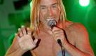 ARCHIV - Punk-Ikone Iggy Pop (Archivfoto vom 02.12.2006) findet sein Leben vor seinem 60. Geburtstag spannender als je zuvor. Zum ersten Mal habe er alles, was er immer wollte: Coole Autos, heißen Sex, eine gute Band, die die Leute wirklich mögen, ordentliche Gigs. Und er wache nicht auf und fühle sich krank, sagte der US-Musiker der Zeitung «New York Daily News». EPA/GEORGI LICOVSKI (zu dpa-Korr.-Bericht: 'Vollblut-Punker mit vernarbtem Oberkörper: Iggy Pop wird 60' am 15.04.2007) +++(c) dpa - Bildfunk+++ Foto: dpa