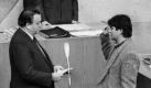 ARCHIV - Hessens Ministerpräsident Holger Börner (l, SPD) vereidigt am 12.12.1985 den grünen Umweltminister Joschka Fischer (r), der in Turnschuhen erschien, im hessischen Landtag in Wiesbaden. Am 13.01.2010 wird die Partei 30 Jahre alt. Foto: Heinz Wieseler dpa (nur s/w, zu dpa-Themenpaket '30 Jahre Grüne' vom 10.01.2010) +++(c) dpa - Bildfunk+++
 Foto: dpa