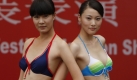 Chinesische Models präsentieren Kreationen auf einer Modenschau im Rahmen des einwöchigen China-Festivals in Kathmandu, Nepal. Foto: ap